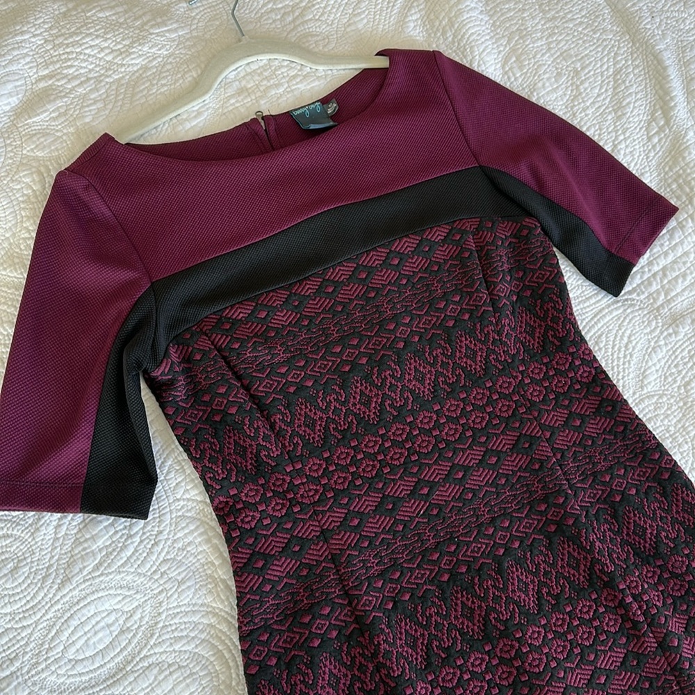 Gabby Skye Plum Purple Fitted Knee-Length Dress Black Geometric Pattern Size 10